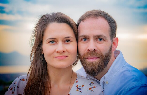 Photo close-up portrait of couple against sky