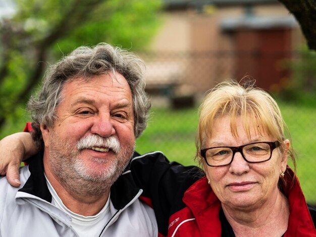 Photo close-up portrait of couple in park