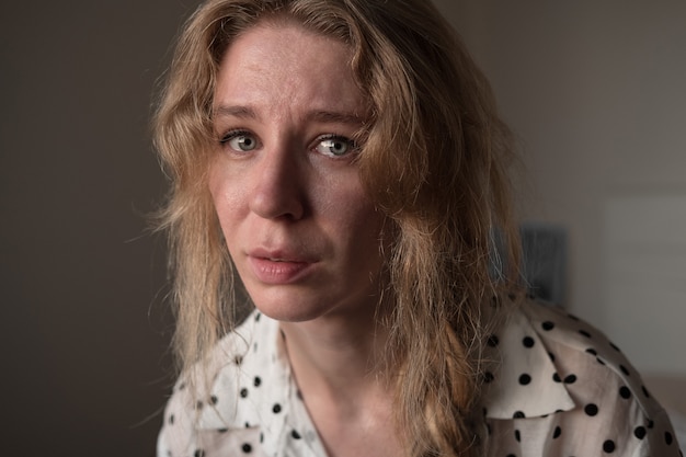 Photo close up portrait of crying young woman