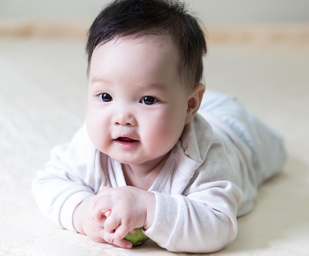 바닥에 누워 있는 귀여운 아기 소년의 클로즈업 초상화