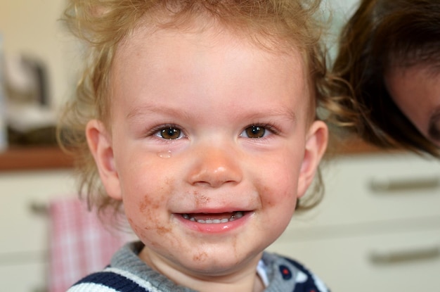 Foto ritratto da vicino di un bambino carino con la faccia disordinata