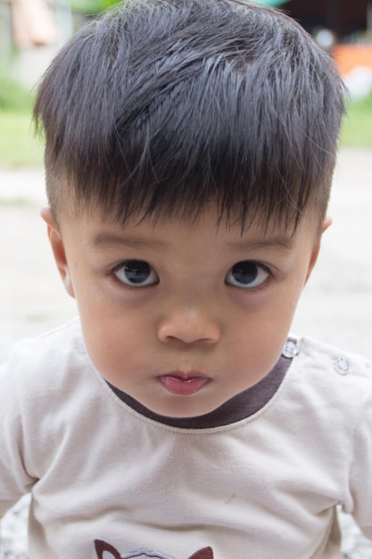 かわいい男の子のクローズ アップの肖像画
