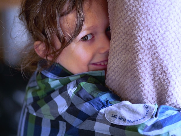 Photo close-up portrait of cute girl lying on bed at home