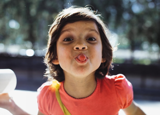 Photo close-up portrait of cute girl sticking out tongue