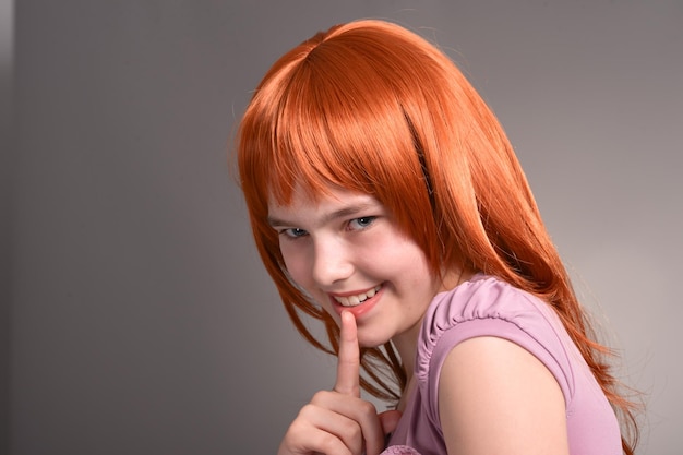 Крупный план портрета милой девушки с рыжими волосами, позирующей