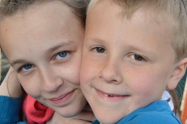 Photo close-up portrait of cute siblings