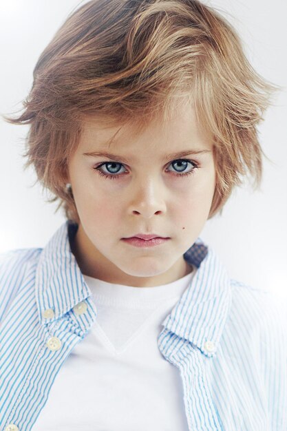 Foto ritratto da vicino di un carino adolescente con gli occhi blu