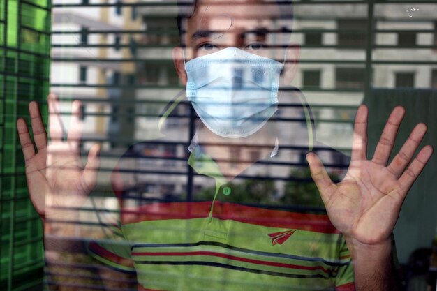 Foto prossimo piano del ritratto durante la quarantena domiciliare