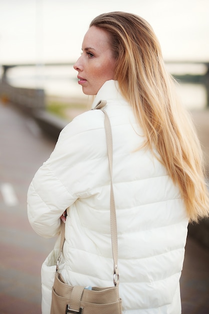 Photo close up portrait of fashion girl in white clothes