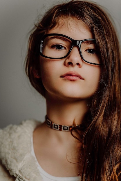 Photo close-up portrait of girl in eyeglasses