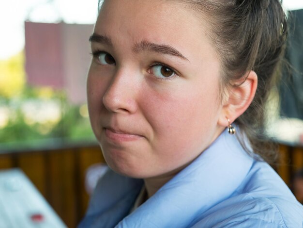 Photo close-up portrait of girl at porch