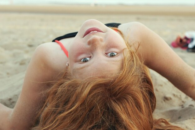 Foto ritratto in primo piano di una ragazza sulla sabbia della spiaggia