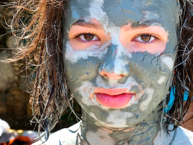 Foto ritratto in primo piano di una ragazza con una maschera sul viso