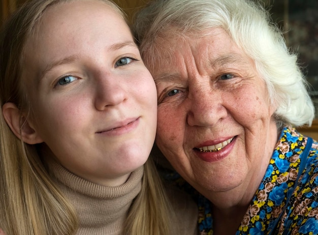 Photo close-up portrait of granddaughter and grandmother at home