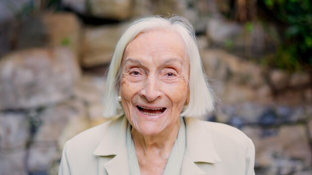 Портрет улыбающейся прабабушки вблизи