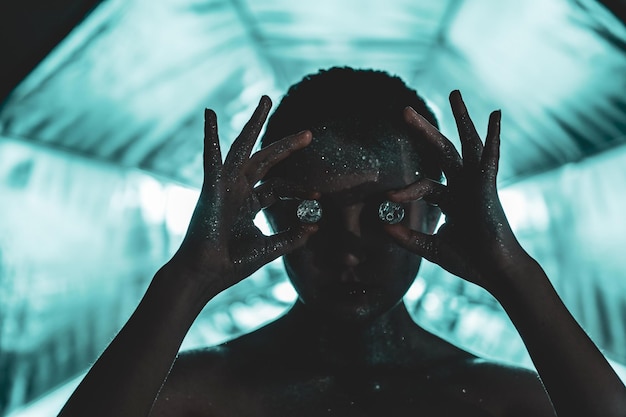 Foto ritratto da vicino di una mano che tiene una piscina bagnata