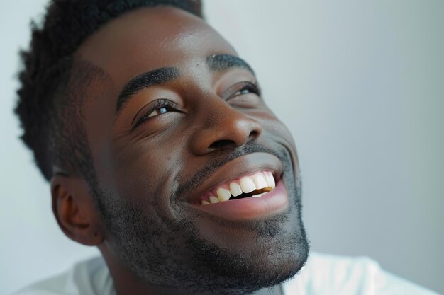 단절 된 색 배경 에 웃고 있는 잘생긴 아프리카계 미국인 남자 의 근접 초상화