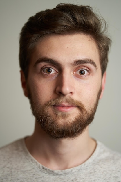 Photo close-up portrait of handsome bearded young man