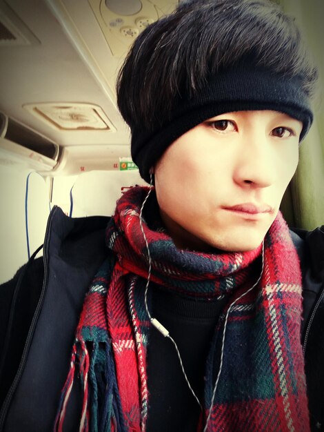 Photo close-up portrait of handsome young man sitting in vehicle