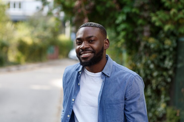 Photo close up portrait of a happy african american man.