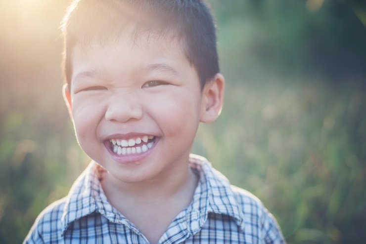Photo 晴れた日に幸せな男の子のクローズアップ肖像画