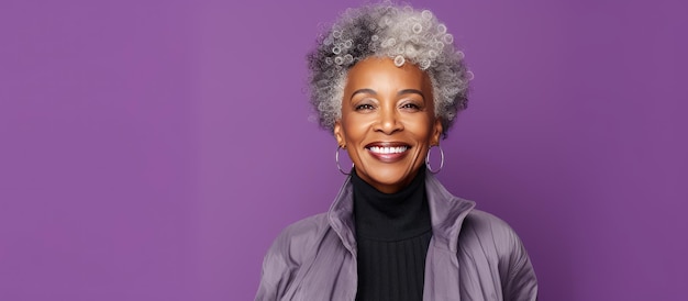 Крупным планом портрет счастливой пожилой чернокожей женщины, улыбающейся перед фиолетовой комнатой для текста