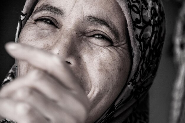 Foto ritratto da vicino di una donna felice