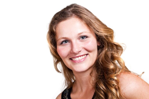 Photo close-up portrait of happy young woman against white background