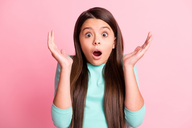 Photo close-up portrait of her she nice attractive pretty cute charming worried stunned long-haired girl incredible news reaction isolated over pink pastel color background