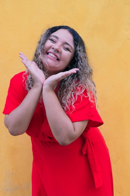 Photo close-up portrait of a latina woman posing outdoors.