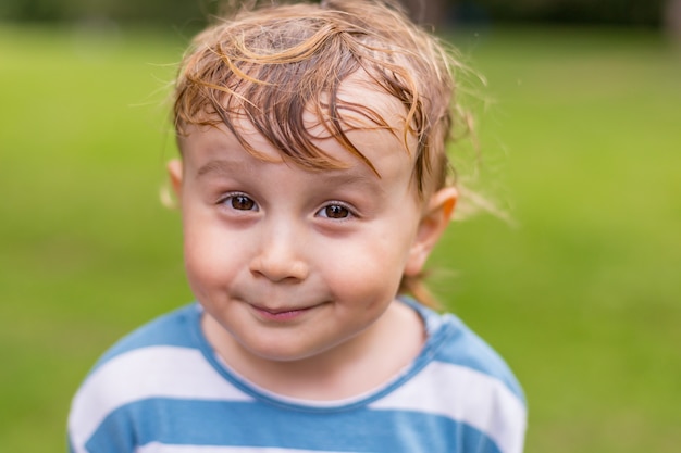 Close up ritratto di un ragazzino sorridente nel parco