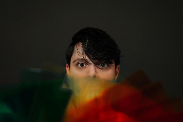 Photo close-up portrait of man against black background