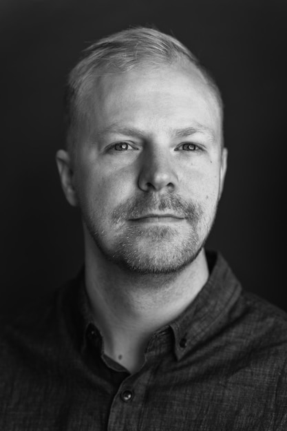 Photo close-up portrait of man against black background