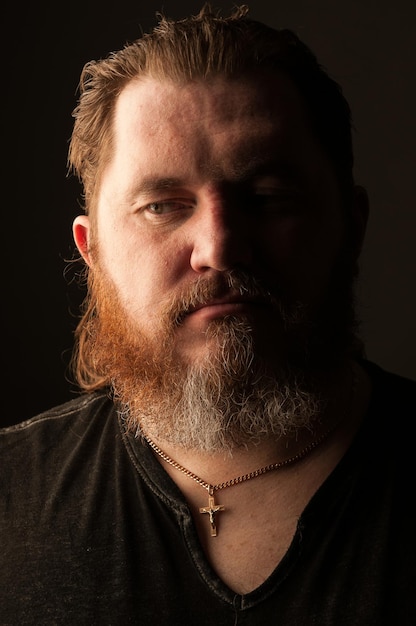 Photo close-up portrait of man against black background