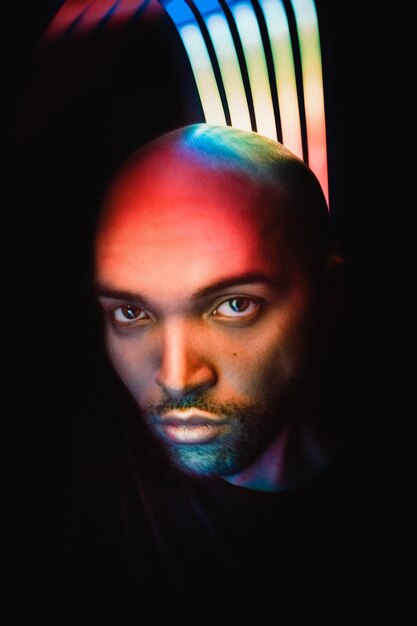 Photo close-up portrait of man against illuminated light