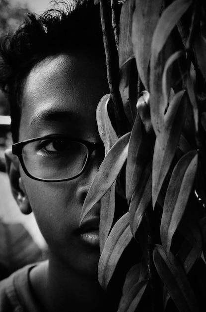 Photo close-up portrait of man by plant