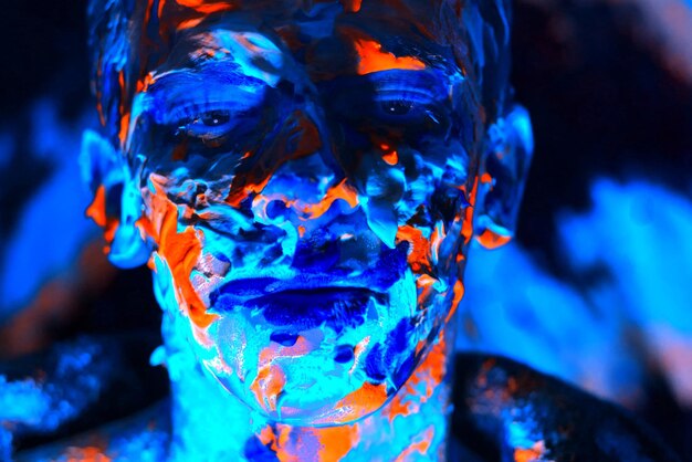 Photo close-up portrait of man covered with powder paint against black background