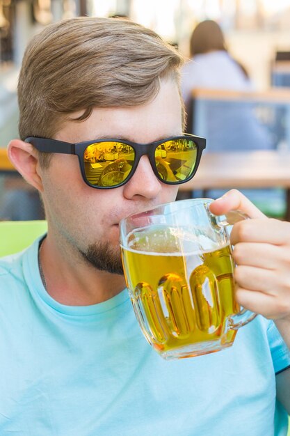 Foto ritratto da vicino di un uomo che beve un bicchiere