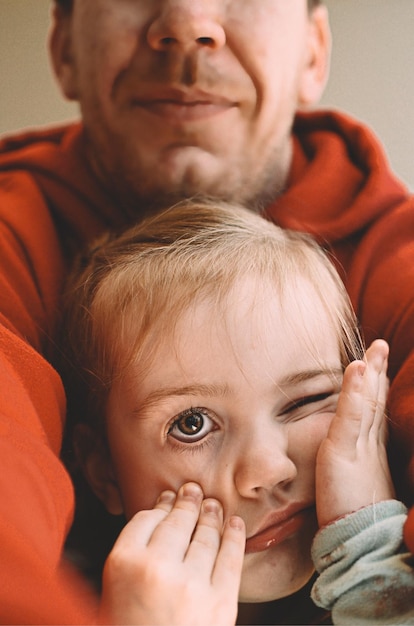 Photo close-up portrait of man and girl