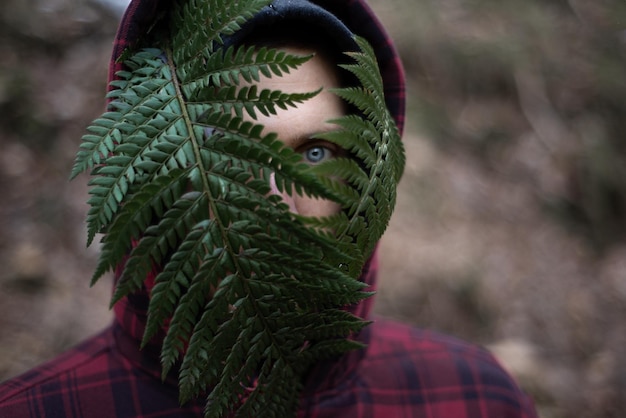 Foto ritratto ravvicinato di un uomo che tiene le foglie