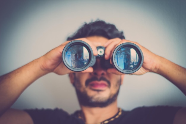 Photo close-up portrait of man looking through binoculars