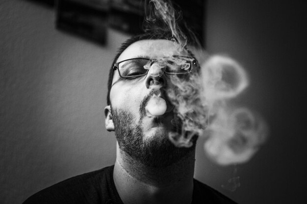 Photo close-up portrait of man smoking