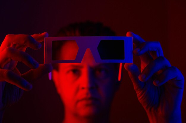 Photo close-up portrait of man using 3-d gl3