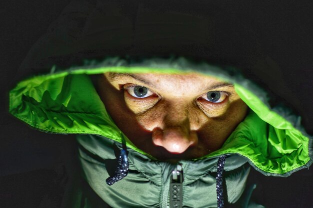 Foto ritratto ravvicinato di un uomo che indossa una giacca con cappuccio