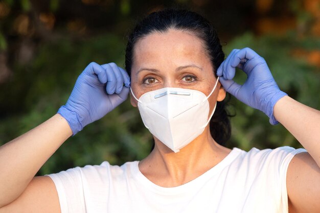 Foto ritratto da vicino di un uomo che indossa una maschera