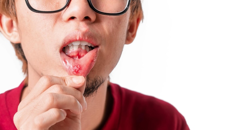 Photo close-up portrait of man with injured lip against white background