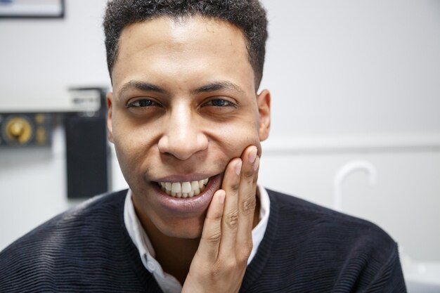 Photo close-up portrait of man with pain in clinic