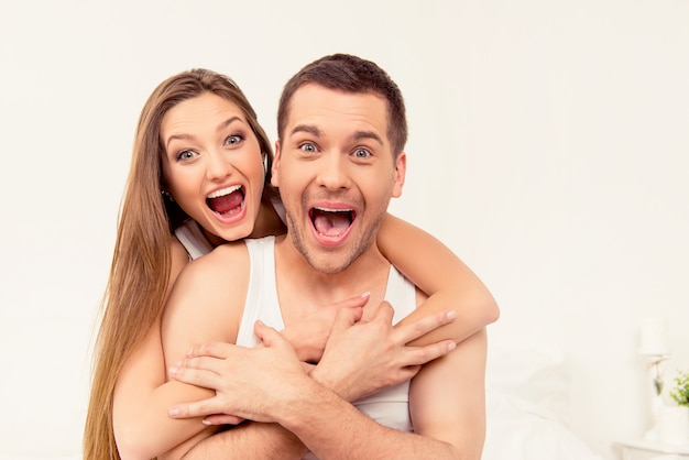 Photo close up portrait of man and woman screaming with funny faces