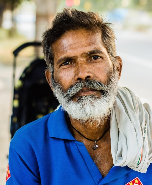 Photo close-up portrait of mature man outdoors