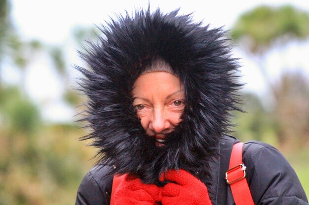 Photo close-up portrait of mature woman wearing fur coat